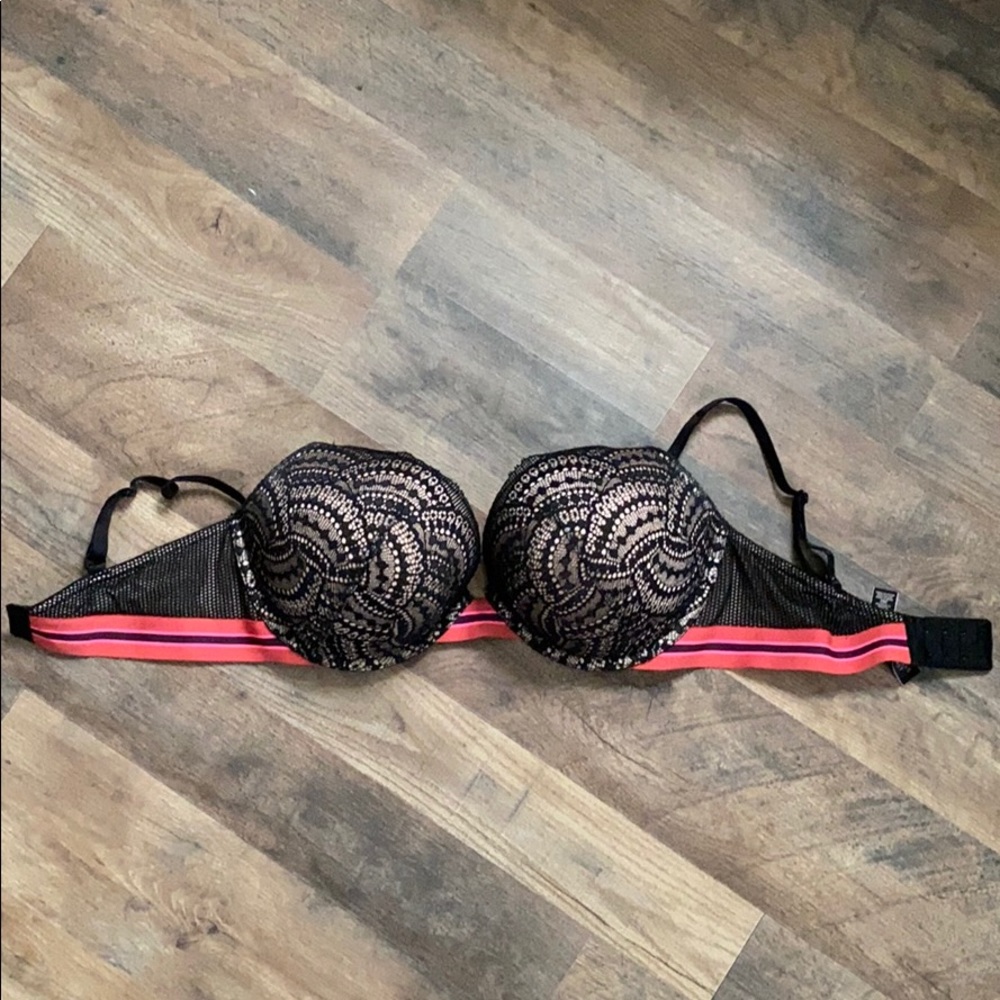 36D Victoria’s Secret bra